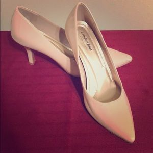 Nude patent leather pumps